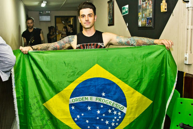 Dashboard-Confessional-Brazil-2013