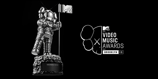 mtv-vma-moonman-2013