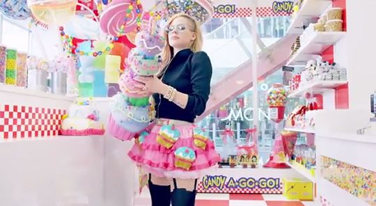 avril_lavigne_hello_kitty_clip