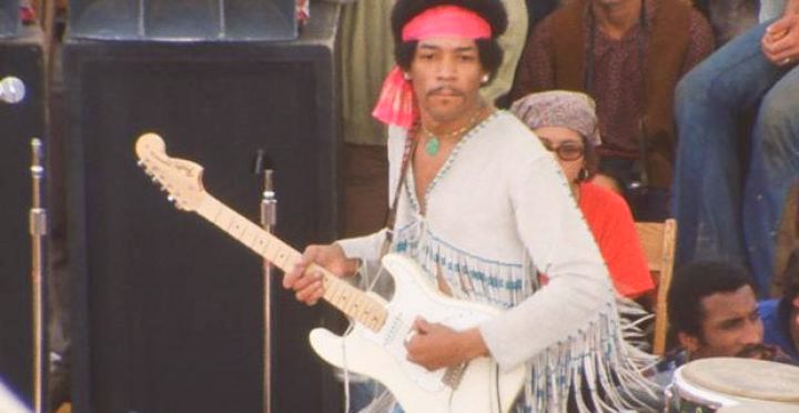 The-Fender-Stratocaster-white-Jimi-Hendrix-in-1969-Live-at-Woodstock